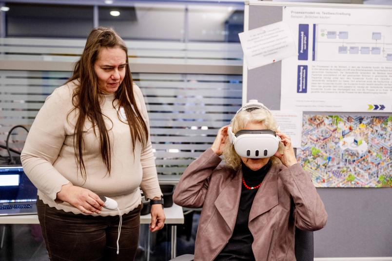 Frau probiert VR-Brille aus