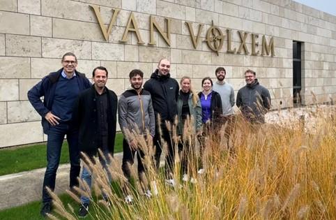 Gruppenfoto vor dem Weingut