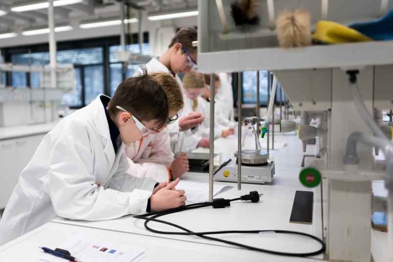 Schüler experimentieren im Schülerlabor der Ruhr-Universität Bochum.