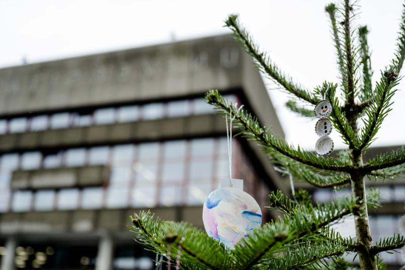 Weihnachtliche Impression vom Nachhaltigkeitstag 2024 vor der Universitätsbibliothek der Ruhr-Universität Bochum