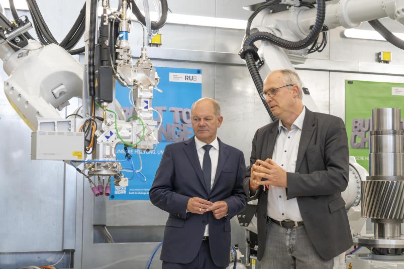 Olaf Schulz besucht das Ruhrgebiet, hier im Forschungsbau ZESS der Ruhr-Universität Bochum.