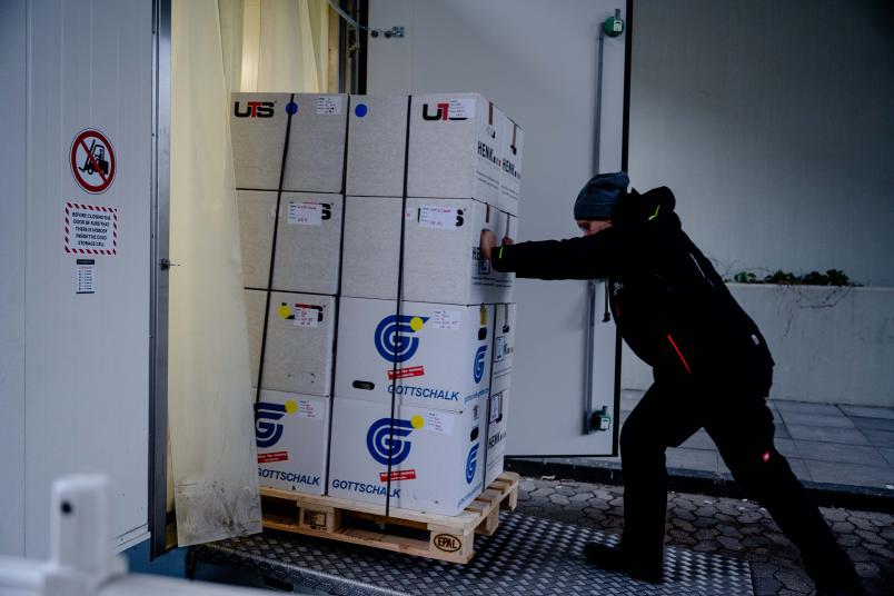 Ein Mann schiebt eine Europalette in den Gefriercontainer