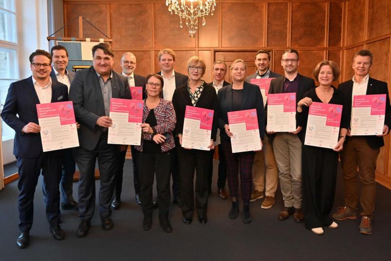 Gruppenbild mit den Unterzeichnerinnen und Unterzeichnern von UniverCity Bochum
