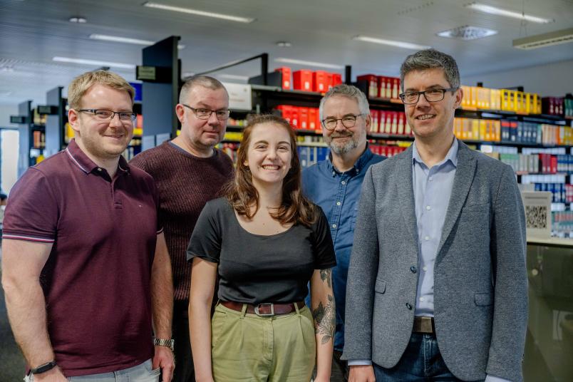 Forschungsteam in der Bibliothek