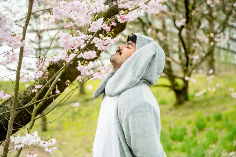 Frühlingsblüte auf dem Campus mit Mensch im Osterhasenkostüm