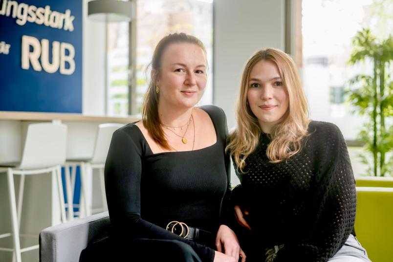 Foto von Xenia Waide und Daniela Ulatowski vom Start-up Derecta Weblab.