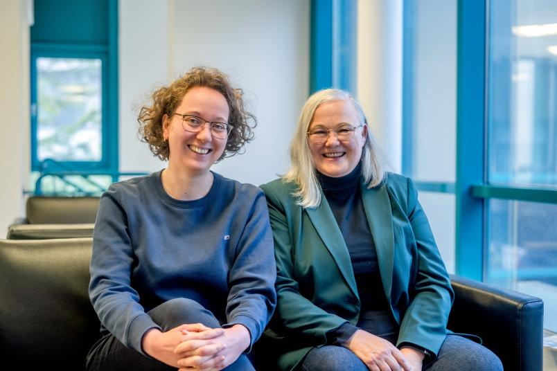 Ein Foto von Dr. Sarah Gemicioglu und Dr. Ursula Justus auf einer Couch.