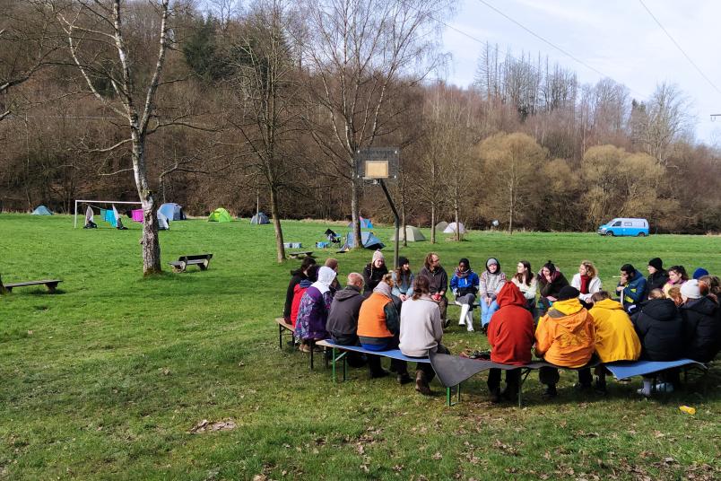 Sitzkreis auf einem Campingplatz. 