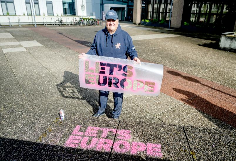 Let's Europe: Rektor Martin Paul zeigt das Motto der Kampagne, an der sich die Ruhr-Universität Bochum beteiligt.