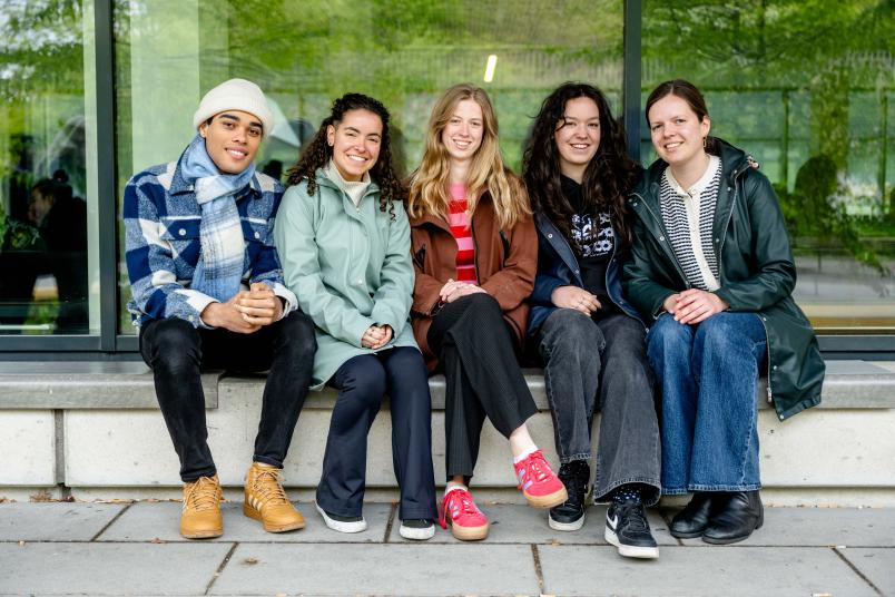 Vier Studierende aus Rotterdam vor einem Gebäude der Ruhr-Universität.