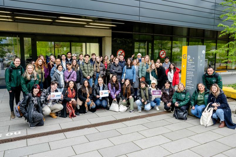 50 Gäste aus Rotterdam auf einem Gruppebild auf dem Campus.