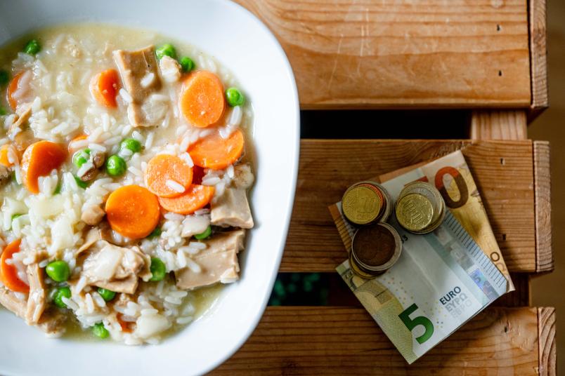 Ein Teller Essen und ein Stapel Geld