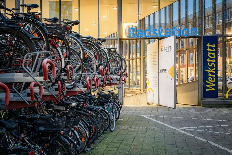 Fahrradparkplatz vor dem Bahnhof