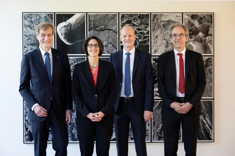 Gruppenbild mit vier Menschen