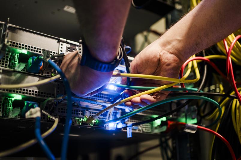 Hände arbeiten in einem Computer