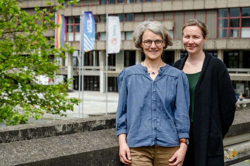 Zwei Frauen stehen nebeneinander.