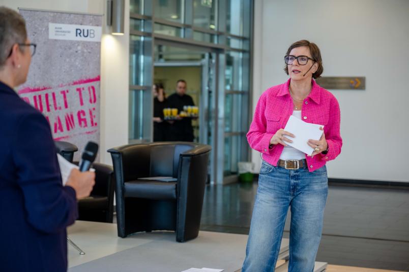 Die bekannte Bochumer Radiomoderatorin Katja Leistenschneider führte gewohnt souverän und unterhaltsam durch die Veranstaltung.