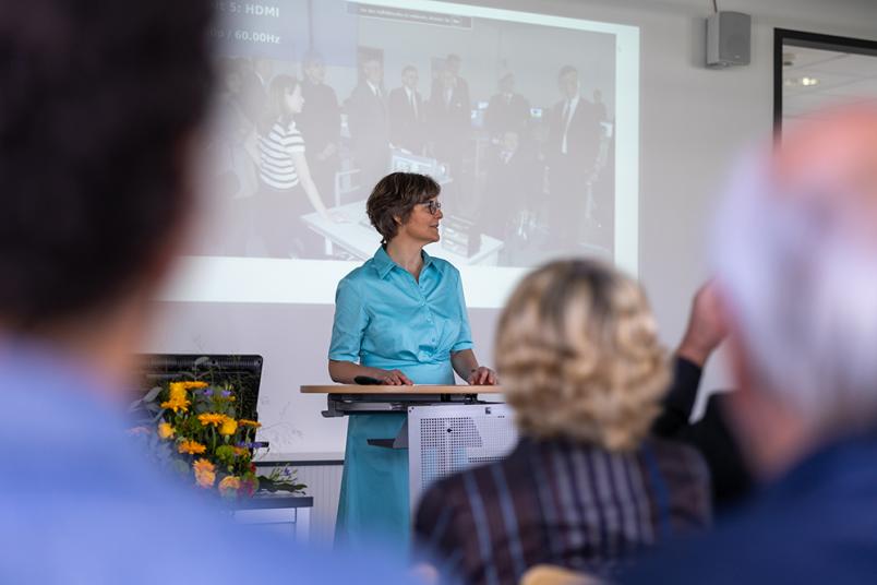 Katrin Sommer hält Rede.