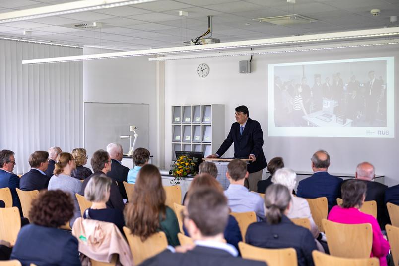 Martin Paul hält eine Rede.