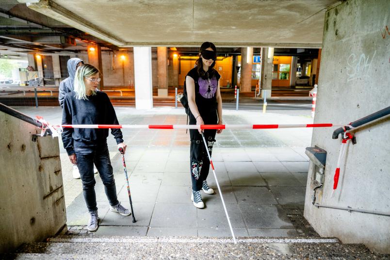 Mit Flatterband abgesperrte Treppe