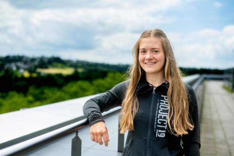 Anabel Brugger steht auf der Mensaterrasse.