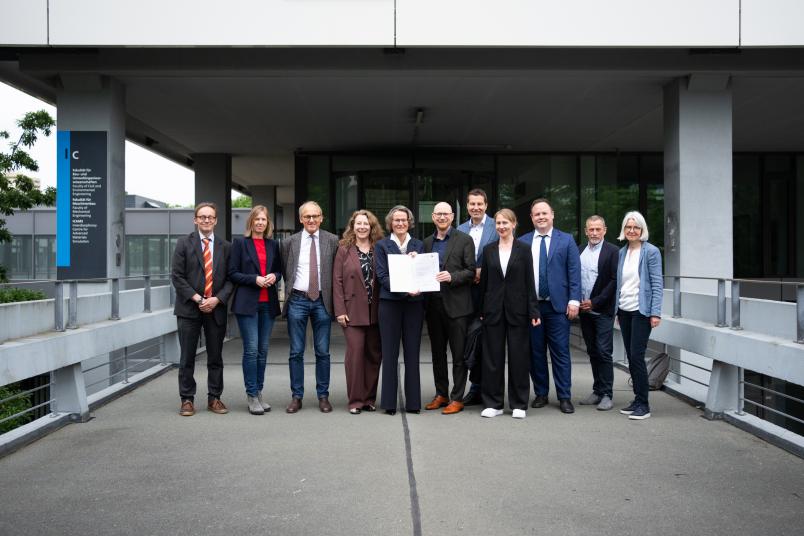 Gruppenfoto von der Übergabe des Förderbescheids