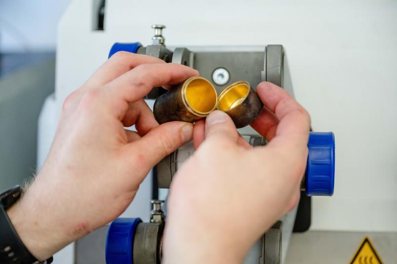 Goldbecher werden in eine Apparatur eingefügt