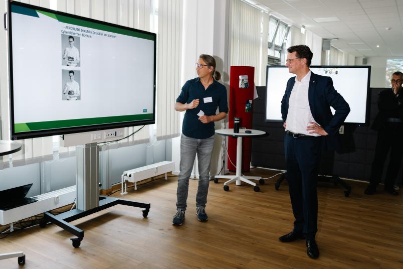 Eine neue Methode hilft, so genannte Deepfakes zu erkennen – zunächst auf Fotos, später auch in Videos. Leibniz-Preisträger Eike Kiltz erläutert das Setting.