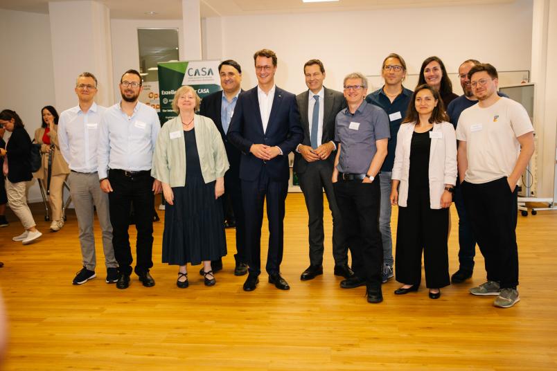 Gruppenbild zum guten Schluss: Der Ministerpräsident mit Rektor, OB sowie Forscherinnen und Forschern am Bochumer IT-Sicherheitsstandort
