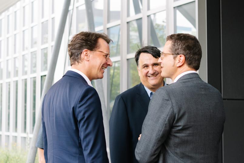 Ministerpräsident Hendrik Wüst, Rektor Martin Paul und der Bochumer Oberbrürgermeister Thomas Eiskirch (von links) an der Ruhr-Universität Bochum