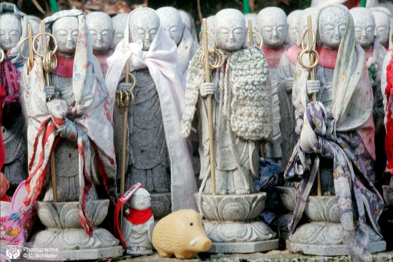 Jizo-Fotografie mit vielen Figuren