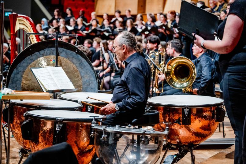 Paukenschlag zum Semesterausklang: Wenn Orffs Meisterwerk Carmina Burana sich dramatisch steigert, sind die Schlagwerker im Orchester besonders gefragt.