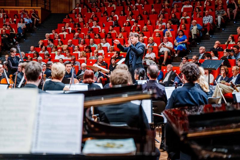 Universitätsmusikdirektor Nikolaus Müller dirigiert Chor und Orchester der Ruhr-Universität Bochum