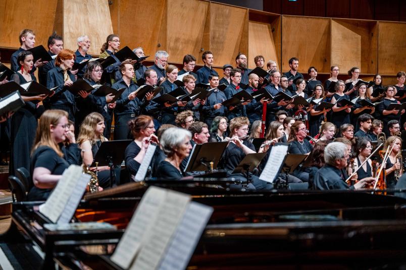 Wenn die beiden Universitätsensembles gemeinsam aufspielen, wird jeder Quadratmeter auf der Bühne des Audimax genutzt.