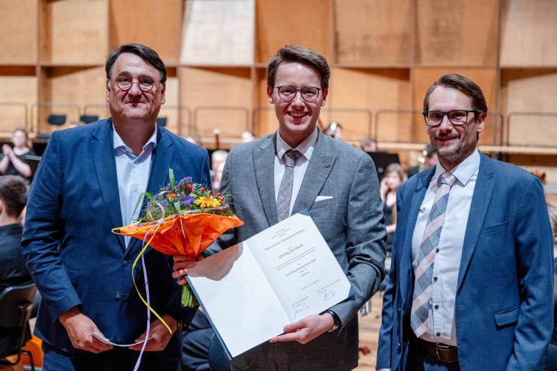 Gert-Massenberg-Preis für Jan Stindt aus der Fakultät für Bau- und Umweltingenieurwissenschaften (Mitte) mit Patrick Formann (rechts)