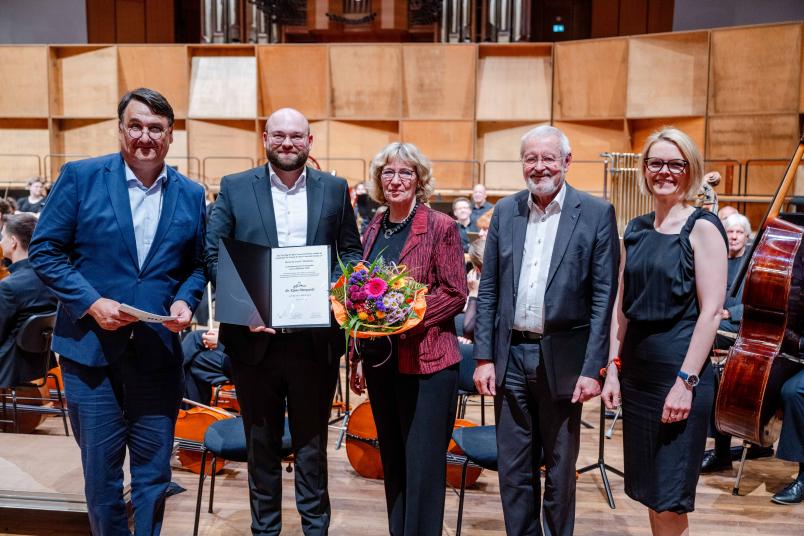 Den GdF-Preis Dr. Klaus Marquardt hat der Jurist Jan W. Hendricks erhalten (Zweiter von links).