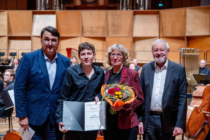 Leonard Dung (Zweiter von links) ist mit dem GdF-Preis Wilhelm Hollenberg geehrt worden.