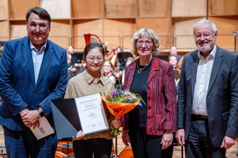 Li Wang bekommt den Heinrich-Kost-Preis der Gesellschaft der Freunde (GdF), verliehen durch die Vorsitzende Birgit Fischer (zweite von rechts) und Geschäftsführer Ulf Eysel (rechts).