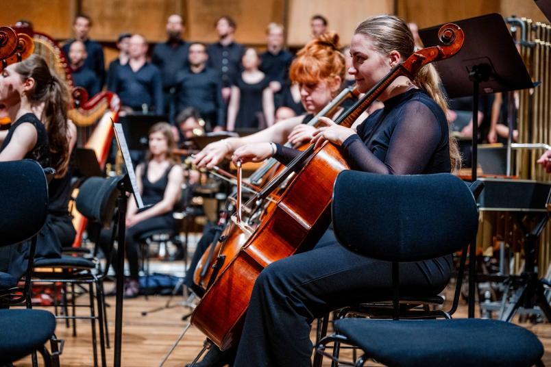 Detailansicht von Chor und Orcherster der RUB im Audimax