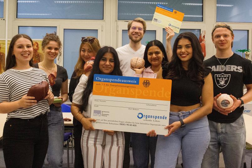 Gruppenbild mit neun Menschen