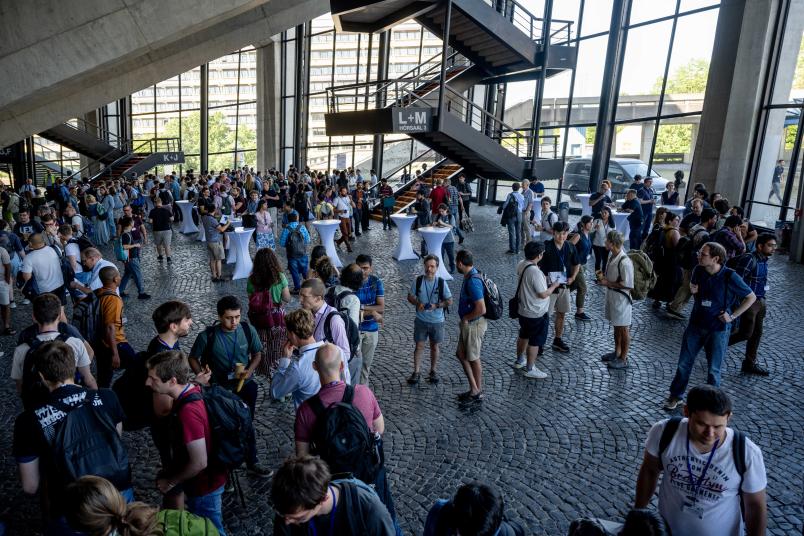 Menschen im Audimax-Foyer