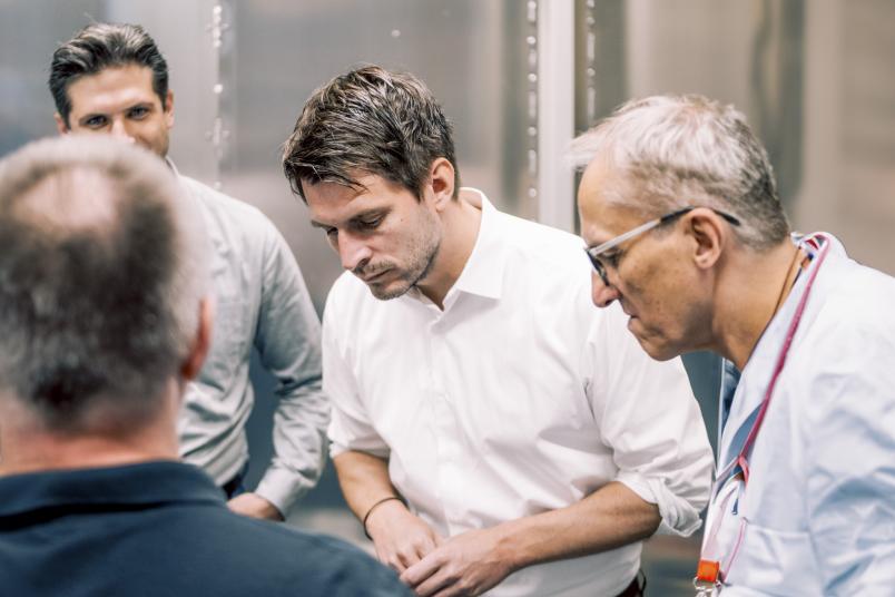 Besonderes Augenmerk legt der Staatssekretär auf eine Materialprobe, die mit dem Transmissionselektronenmikroskop untersucht werden soll.
