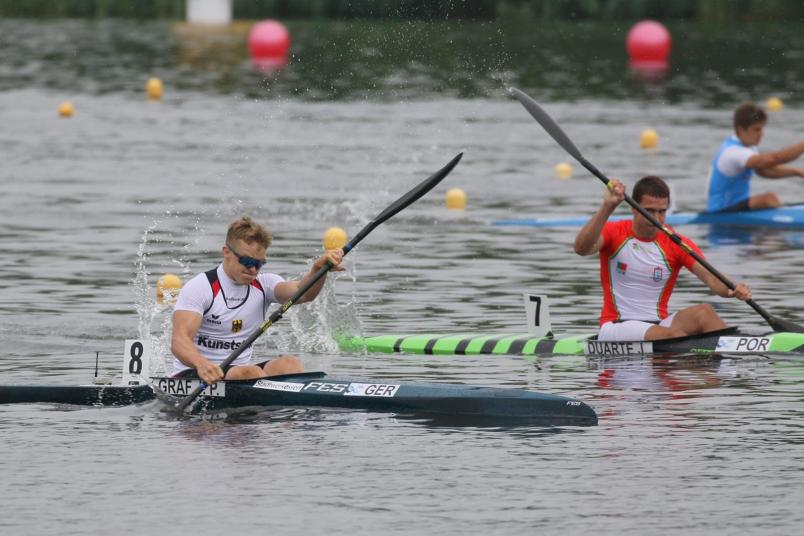 Zwei Sportkanus auf Fahrt, vorn RUB-Student Jan Graf