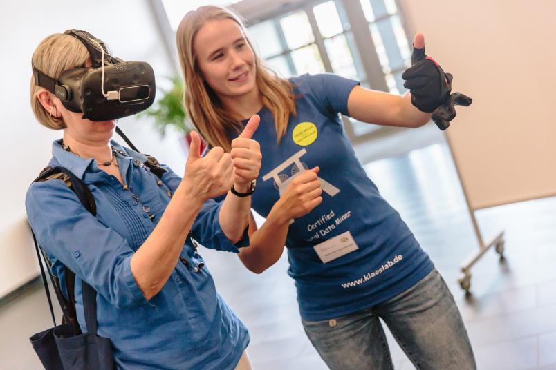 Zwei Frauen mit VR-Brille