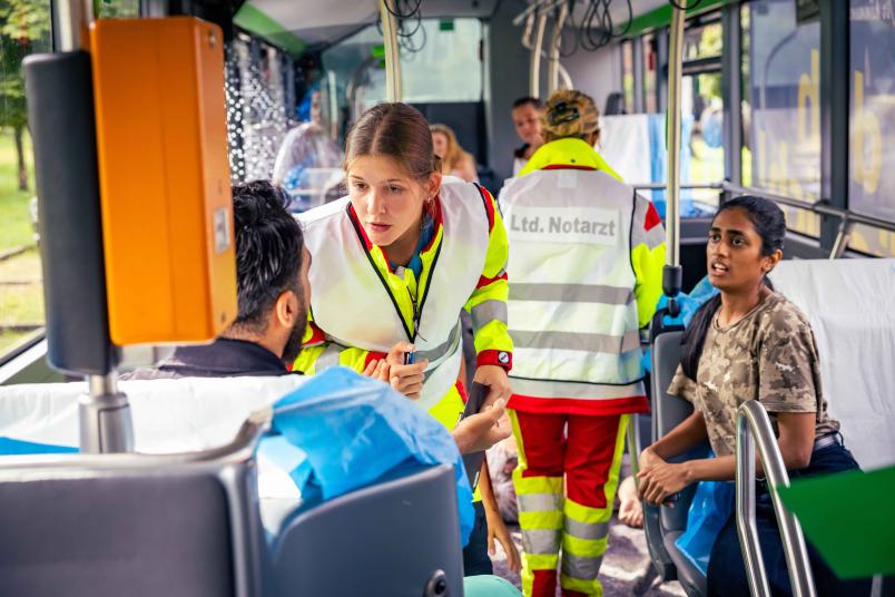 Notfallübung mit Studierenden in einem Bus