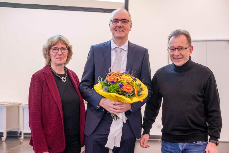 Dreiergruppe im Senatssaal der RUB
