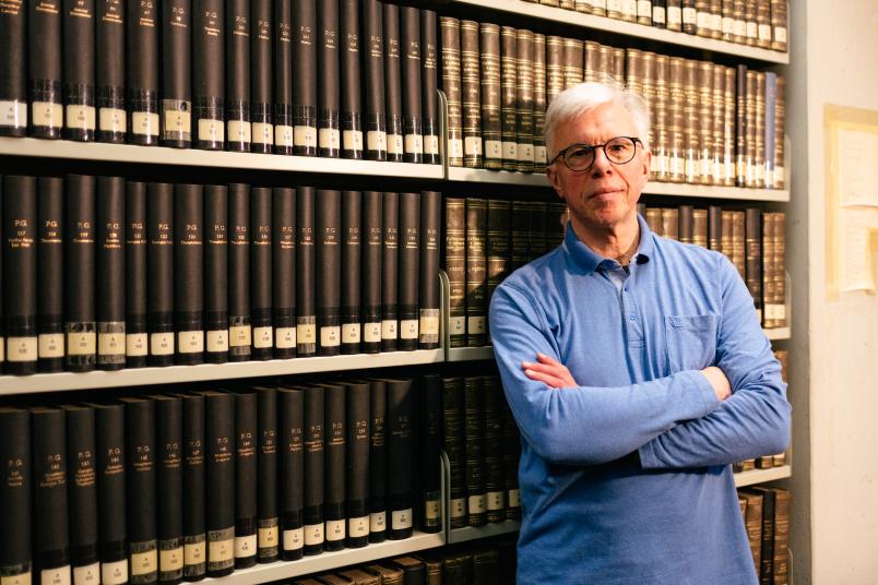 Reinhold Glei vor einer Bücherwand
