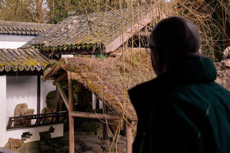 Mann im Chinesischen Garten