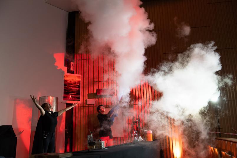 Physikshow der Universität Bonn mit rotem Rauch und so