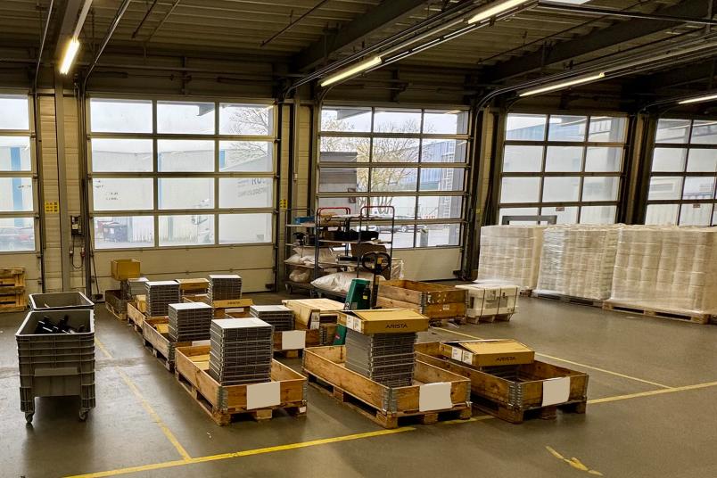 Lagerhalle mit Paletten voller verpackter Hardware